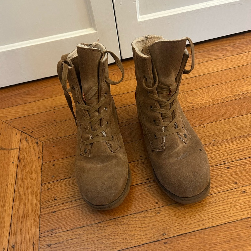 Bearpaw suede / shearling lace up boots
